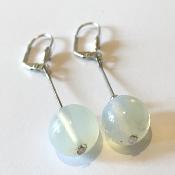 Boucles d'oreilles longues perles blanches